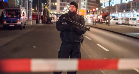 Bis Silvester im Sondereinsatz: Polizeibeamter am abgesperrten W...