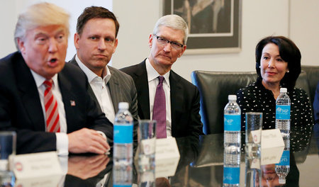 Trump im Trump Tower, 14. Dezember, links von ihm Peter Thiel, T...