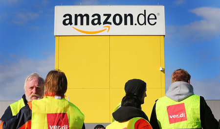 Nicht einzuschüchtern: Amazon Beschäftigte während eines Streiks...