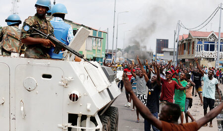 Kinshasa am Dienstag: Eine UN-Patrouille inmitten der Straßenpro...