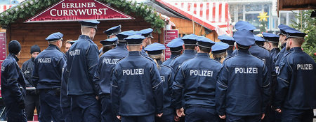 Polizisten stehen am Mittwoch in Berlin unweit der Stelle des An...