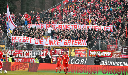 Bayern-Fans protestieren in Darmstadt gegen die Abschiebungen na...