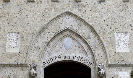 Eingang der Bank Monte dei Paschi im italienischen Siena