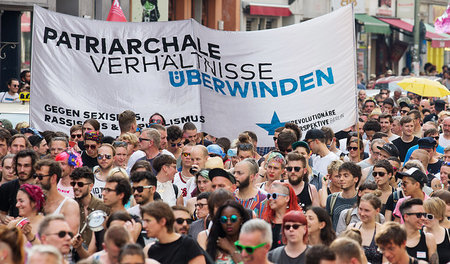 Leute, die zum Christopher Street Day - hier am 25. Juni dieses ...