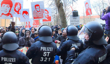 Zwischenkundgebung der Demonstration zum zehnten Todestag von Ou...