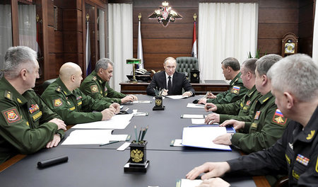 Russlands Präsident Wladimir Putin berät sich mit Armeevertreter...