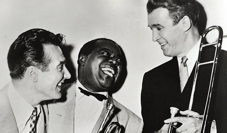 In New York kommt Glenn Miller (James Stewart, r.) mit einigen M...