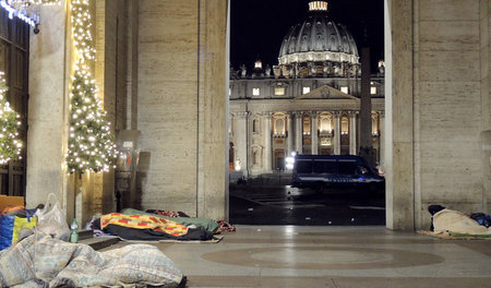 Prunk und Elend: Obdachlose in Rom suchen Zuflucht vor dem Peter...
