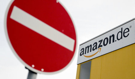 Ein Sperrschild am Standort von Amazon in Leipzig (7. Dezember 2...