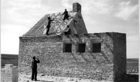 So baute man auf dem Land 1950, hier ein sogenanntes Neubauernha...