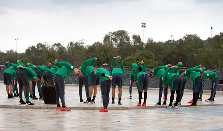 Aus besseren Tagen in Belek: Werder macht Gymnastik für den Abst...