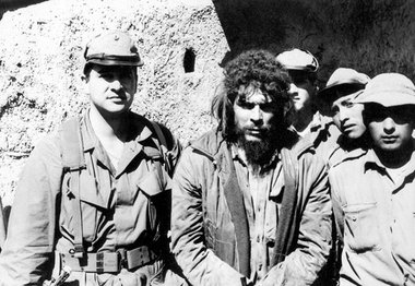 Der 1967 in Bolivien gefangengenommene Che Guevara neben Felix R...