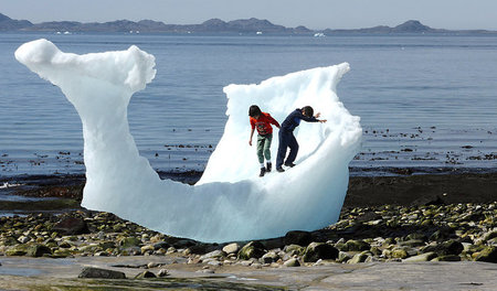 Bislang spielen Kinder in Grönland nur im Sommer im schmelzenden...