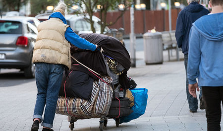 Eine obdachlose Frau schiebt ihre Habe in einem Wagen (Hannover,...