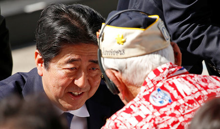 Japans Premierminister Shinzo Abe im Gespräch mit einem Überlebe...