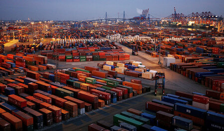 Container bis zum Horizont am Terminal Burchardkai im Hamburger ...