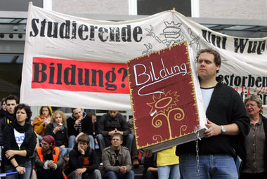 Zahlreiche Studierende protestierten am Dienstag vor dem OVG Mün...