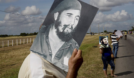 Kubaner mit Bildern Fidel Castros warten am 2. Dezember in Yariu...