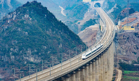 Brücke an der neuen Bahnlinie Kunming-Schanghai