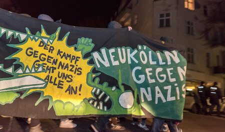 Um die 1200 Menschen haben am 16. Dezember 2016 in Berlin-Neuköl...