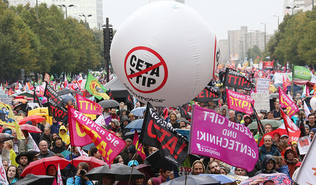 100.000 gegen TTIP und CETA: Massendemonstration von Globalisier...