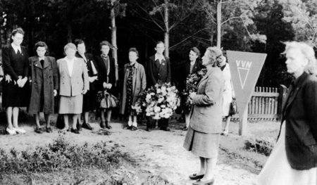 Gedenken in Ravensbrück, 1948. Zweite von links: Emmy Handke, re...