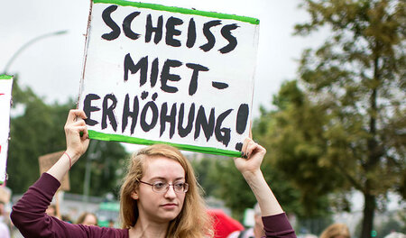 Eine Frau beteiligt sich am Protest gegen die Verdrängung von Mi...