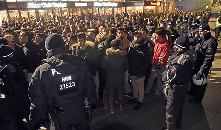 Männer, die von ihnen als Nordafrikaner kategorisiert wurden, ke...