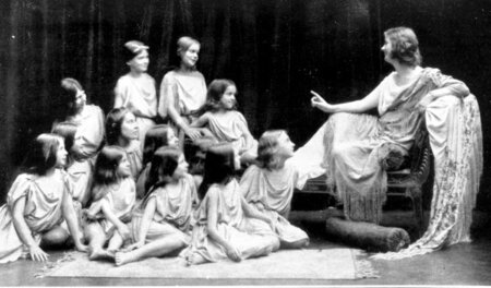 Isadora Duncan in ihrer Schule für griechischen Tanz, 1908