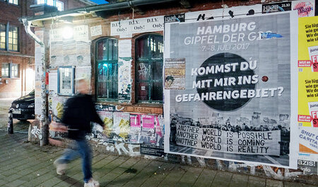 Alternatives Willkommen für die G-20-Bosse zum Gipfel: Plakat an...