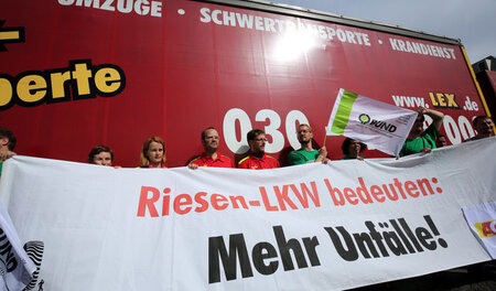 Die Gigaliner haben wenig Fans: Protestaktion im August 2015 in ...