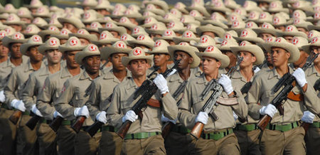 Tausende Soldaten und Milizionäre marschierten am Montag über di...