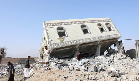 Ein von saudischen Bomben zerstörtes Gebäude in Saada