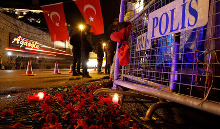 Rote Nelken vor dem Nachtclub »Reina« in Istanbul