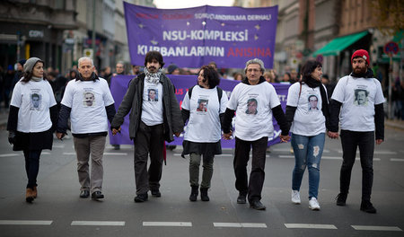 Opferangehörige und Aktivisten demonstrierten Anfang November in...