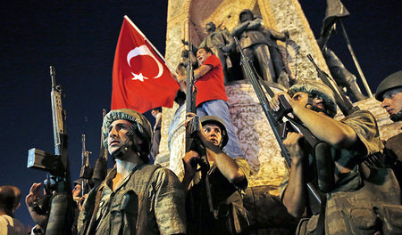 Regierungstreue Militärs und Anhänger des türkischen Präsidenten...