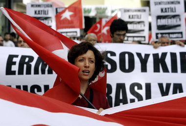 Demonstranten vor dem US-Konsulat in Istanbul protestieren gegen... Demonstranten vor dem US-Konsulat in Istanbul protestieren gegen...