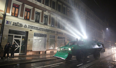 Ein Radpanzer der Polizei fährt durch den Leipziger Stadtteil Co... Ein Radpanzer der Polizei fährt durch den Leipziger Stadtteil Co...
