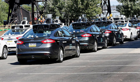 Zeitweise autonom unterwegs: selbstfahrende Uber-Autos in Pittsb... Zeitweise autonom unterwegs: selbstfahrende Uber-Autos in Pittsb...