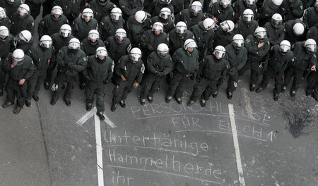 Polizisten während der Blockupy-Demonstration in Frankfurt am Ma... Polizisten während der Blockupy-Demonstration in Frankfurt am Ma...