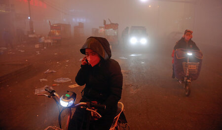 Riesenproblem Umweltschutz: Smog in der Metropole Shengfang im D... Riesenproblem Umweltschutz: Smog in der Metropole Shengfang im D...