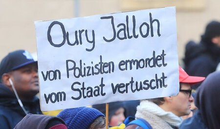 Während der Demonstration zum zehnten Todestag des Asylbewerbers... Während der Demonstration zum zehnten Todestag des Asylbewerbers...