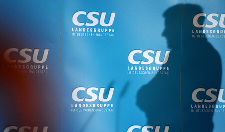 Der Schatten des bayerischen Ministerpräsidenten Horst Seehofer ... Der Schatten des bayerischen Ministerpräsidenten Horst Seehofer ...