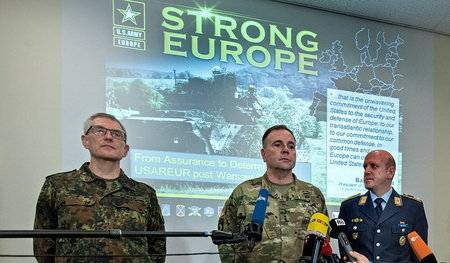 Generalleutnant Peter Bohrer (l), und der Oberfehlshaber der US-... Generalleutnant Peter Bohrer (l), und der Oberfehlshaber der US-...