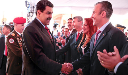 Venezuelas Präsident Maduro (links) beglückwünscht am Mittwoch i... Venezuelas Präsident Maduro (links) beglückwünscht am Mittwoch i...