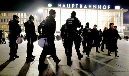 Polizisten nehmen ihre Position vor der Slivesternacht am Kölner... Polizisten nehmen ihre Position vor der Slivesternacht am Kölner...