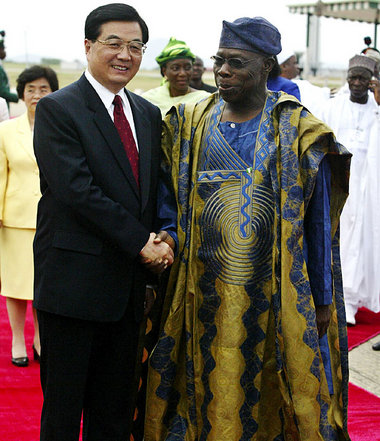 Hu Jintao und sein nigerianischer Amtskollege Olusegun Obasanjo