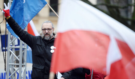 Mateusz Kijowski, Vorsitzender des KOD, auf einer Demonstration ...