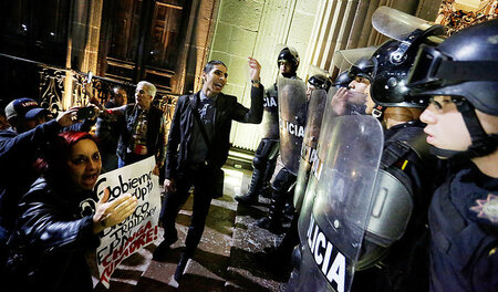 Polizisten gegen Demonstranten am Donnerstag in Monterrey