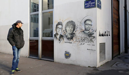 Bilder der ermordeten Zeichner von Charlie Hebdo am früheren Red...
